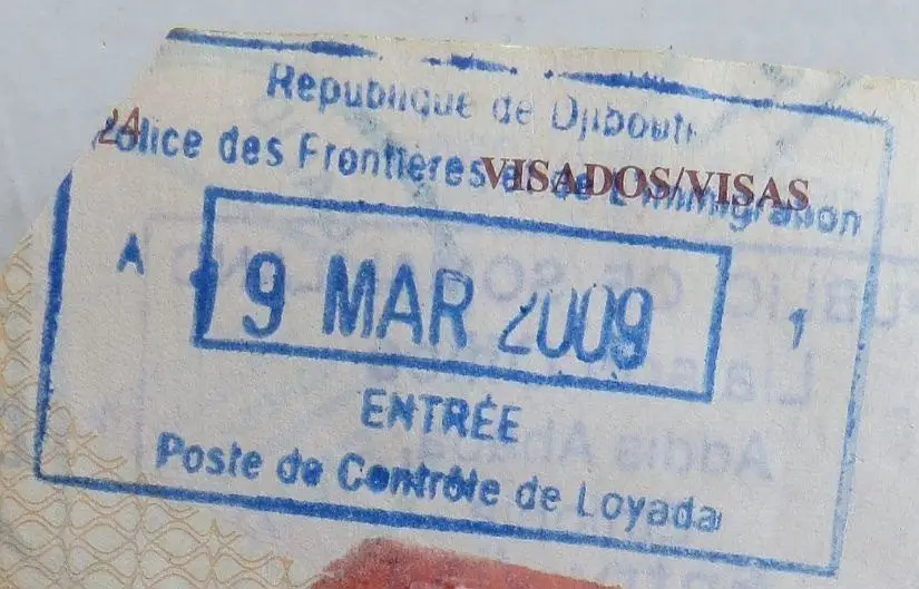 Tampon d'entrée de Djibouti apposé sur une page de passeport