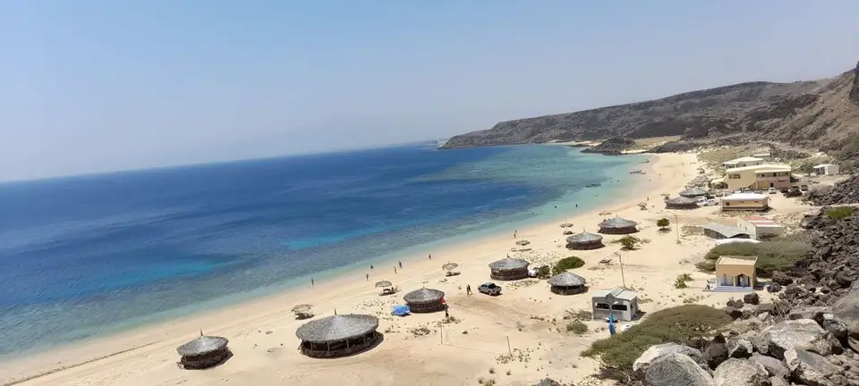 Plage de Khor Ambado : sable clair et eau turquoise près de Djibouti-ville