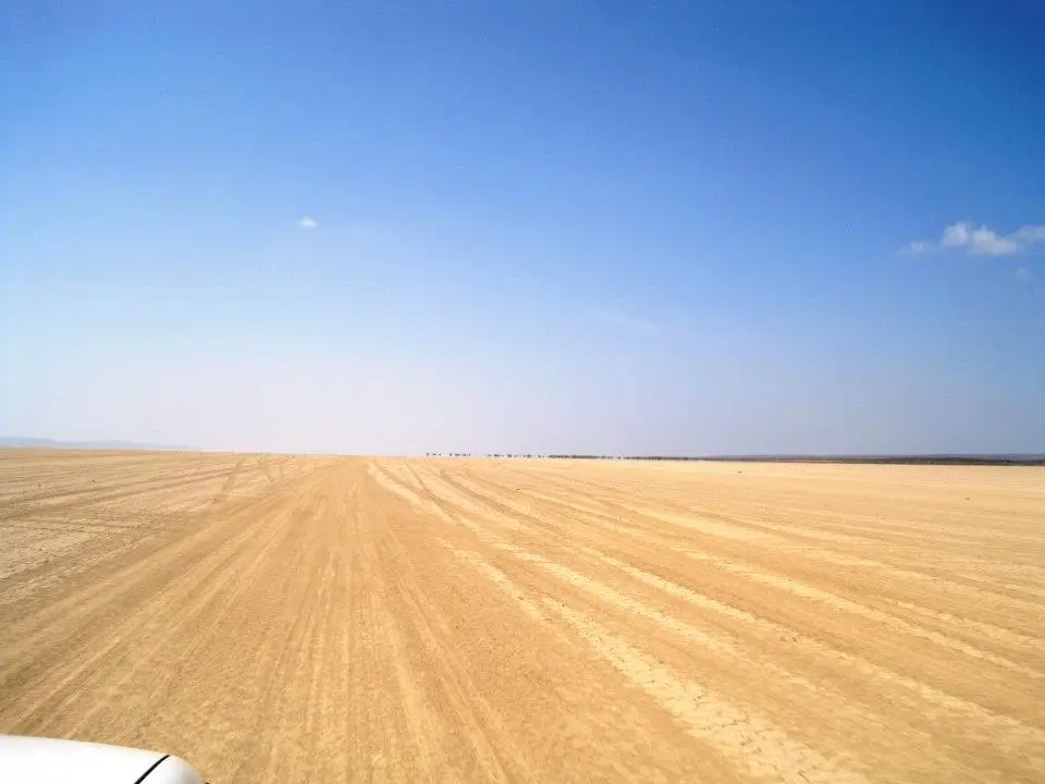Rochers basaltiques gravés du Grand Bara dans une plaine de sable et d'herbes sèches