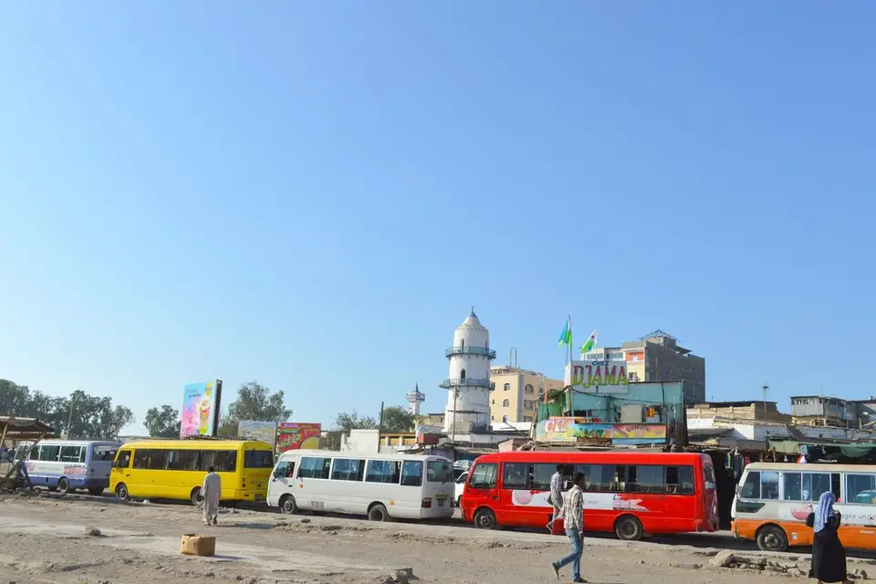 Gare routière de Djibouti-ville : minibus à l'arrêt et voyageurs