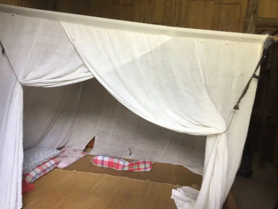 Moustiquaire imprégnée au-dessus d’un lit, prévention du paludisme