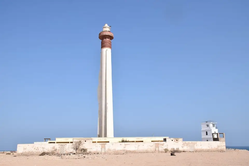 Phare de Ras Bir dominant la côte rocheuse au nord-est d'Obock