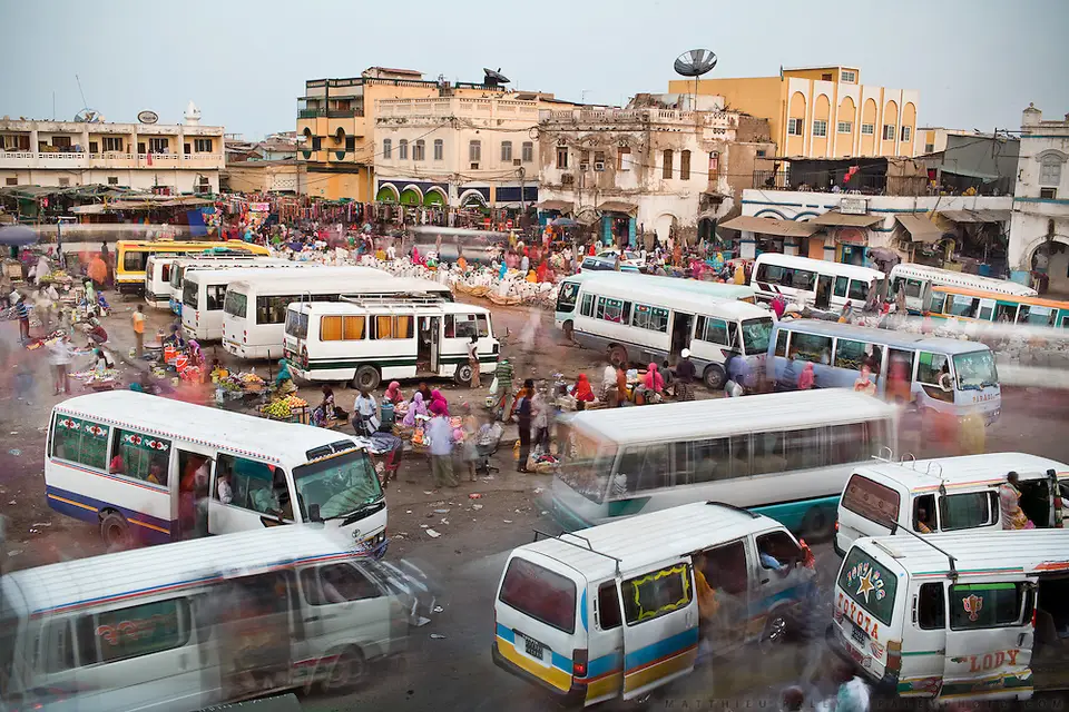 Arcades mauresques et façades coloniales de la place du 27-Juin à Djibouti-ville