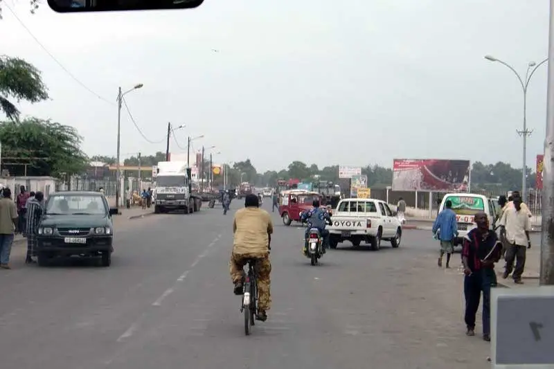 Rue ordinaire de Djibouti-ville, avec commerces et circulation